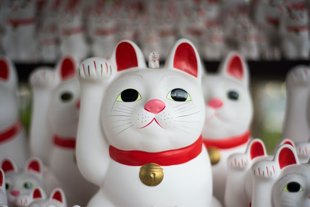 招き猫。日本に移民を呼び込むイメージ